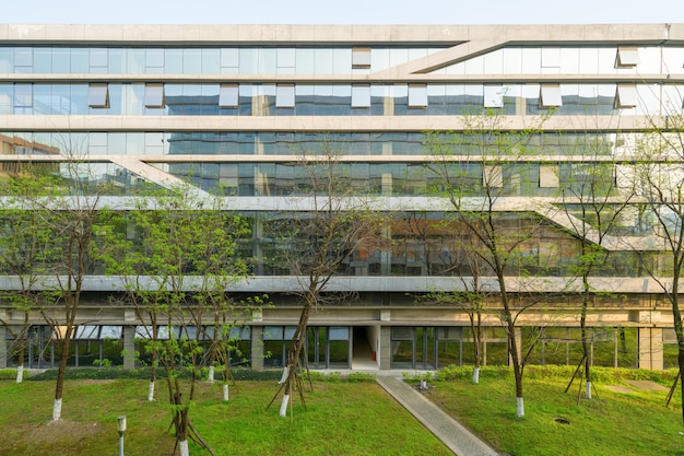 Ambiente verde degli edifici per uffici nel parco scientifico e tecnologico, chongqing, cina