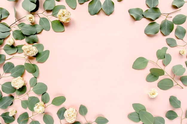 Фото Зеленые листья эвкалипта розы цветочный рисунок на розовом фоне квартира лежит сверху цветочная рама рама цветов