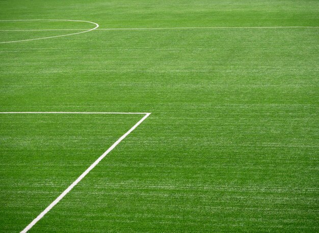 Campo da calcio verde con erba verde fresca e linee bianche sfondo astratto