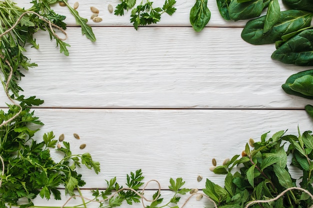 Photo green frame on white wooden background free space