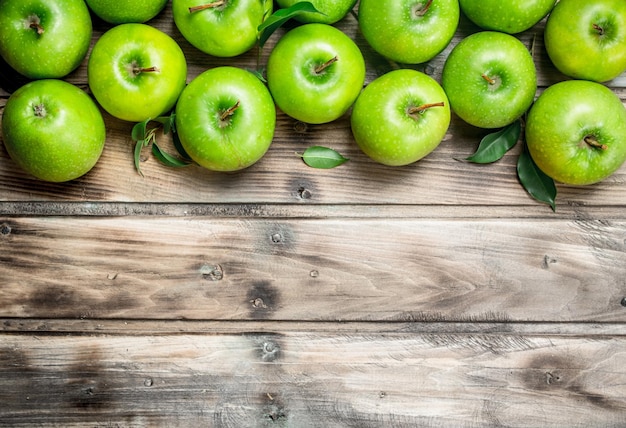 Green fresh apples with leaves