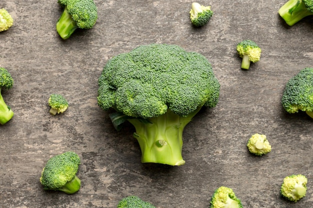 緑のブロッコリー 背景は色のついたテーブルで 野菜はダイエットと健康的な食事のために オーガニック食品