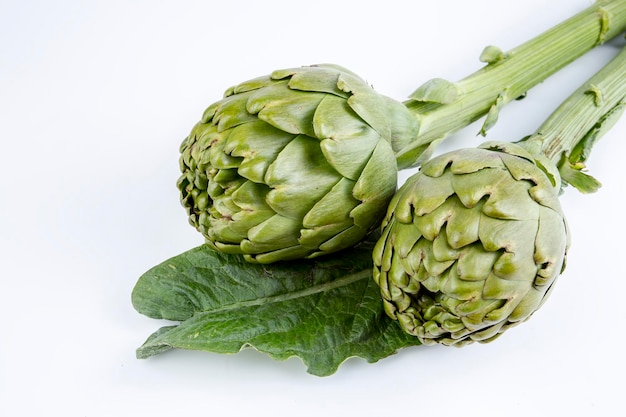 緑の新鮮な有機野菜;アーティチョーク。食べ物の写真。
