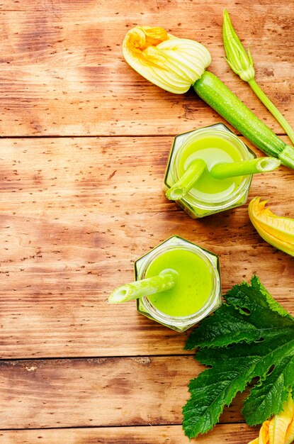 Frullato crudo fresco verde dalle zucchine. bevanda salutare