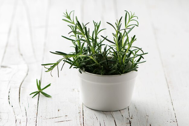 Photo green fresh rosemary on the wooden table