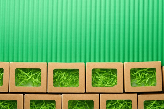Зеленый пятник фоны макет продажи Этикетка на зеленом фоне бумажные коробки для покупок и зеленый этикетка экологически чистые идеи покупок полезные вещи в продаже Сокращение чрезмерного потребления