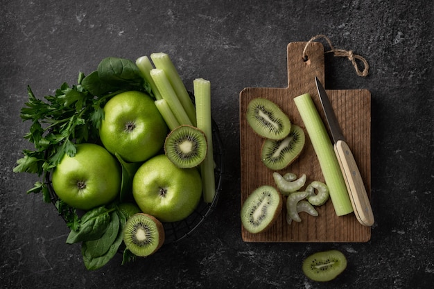 Frutta e verdura verdi per preparare un frullato disintossicante.