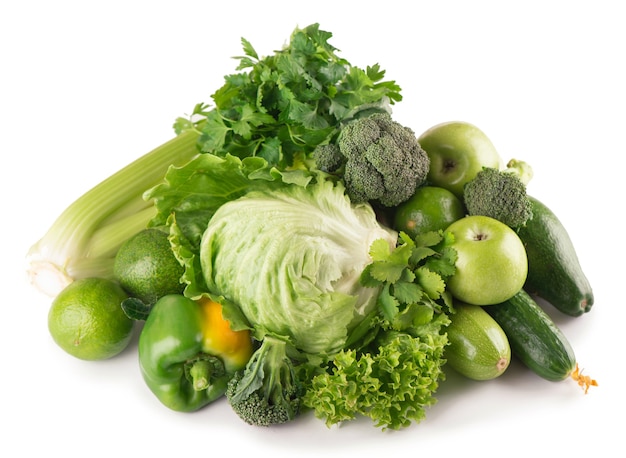 Зеленые фрукты и овощи на белой поверхности.