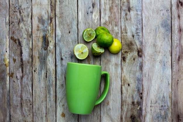 Photo green fruits on wood