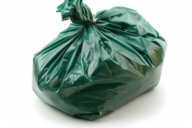 Un sacchetto della spazzatura verde pieno di rifiuti si trova su uno sfondo bianco isolato
