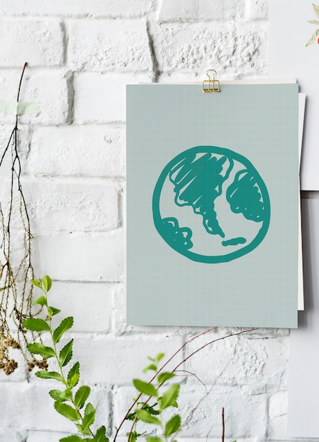 사진 흰 벽에 종이 포스터에 그려진 녹색 지구