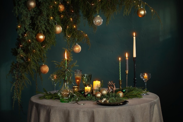 어두운 배경의 테이블에 녹색 및 황금색 크리스마스 장식