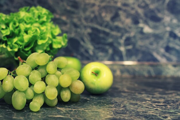 Зеленый виноград на фоне