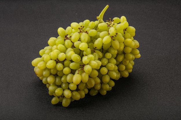 Photo green grape branch over background