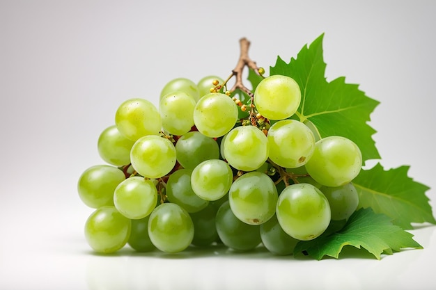 Гроздь зеленого винограда с листьями на белом фоне