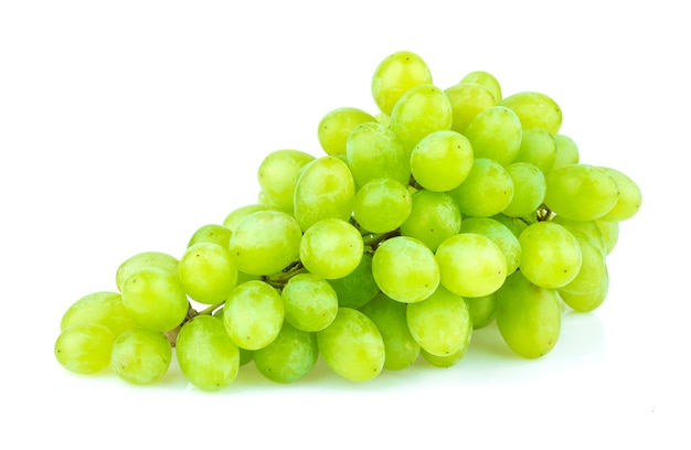 Зеленый виноград на белом фоне