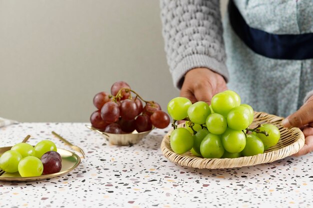 Foto uva verde muscato giapponese con uva rossa servito a tavola