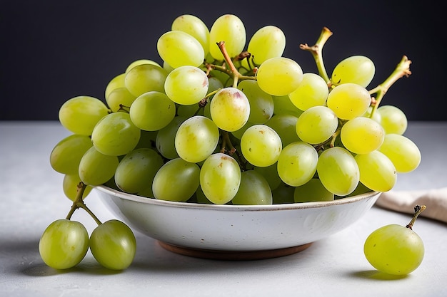 Зеленый виноград на тарелке на белом фоне