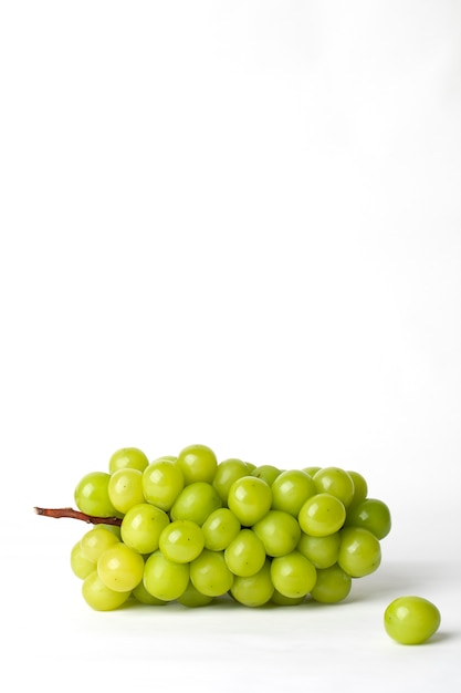 Uva verde su bianco isolato