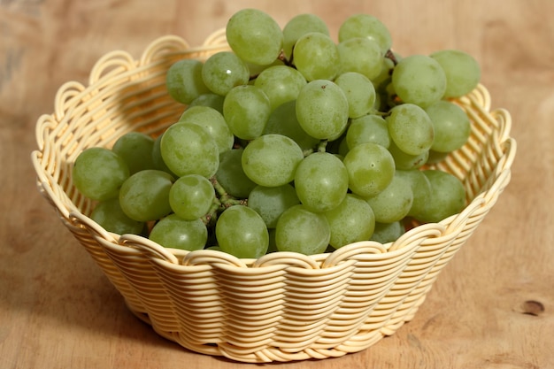 Photo green grapes on wooden background