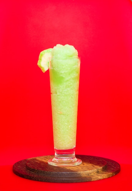 写真 赤の背景、健康的なデトックスやダイエットの概念にグアバ果実とガラスの緑のグアバスムージー