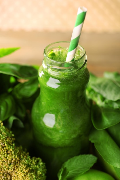 사진 과일과 채소를 곁들인 녹색 건강 주스