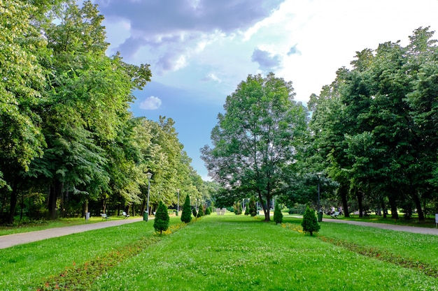 Зеленый Герастрау парк в Бухаресте, Румыния