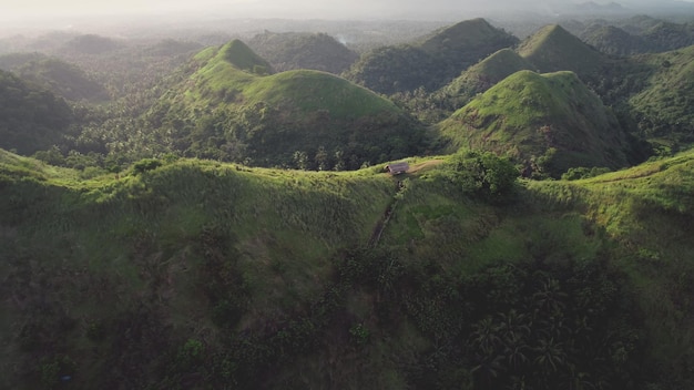Photo green hill ranges aerial mount top building with path at tropical greenery philippines landscape
