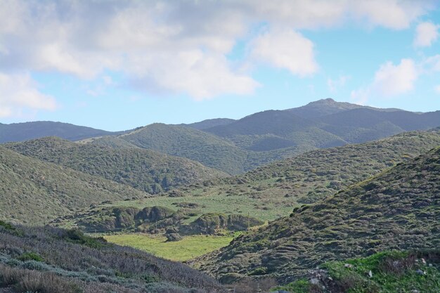 Зеленые холмы в Argentiera Sardinia