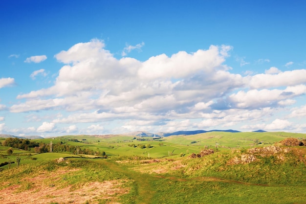 イギリスの緑の丘と空