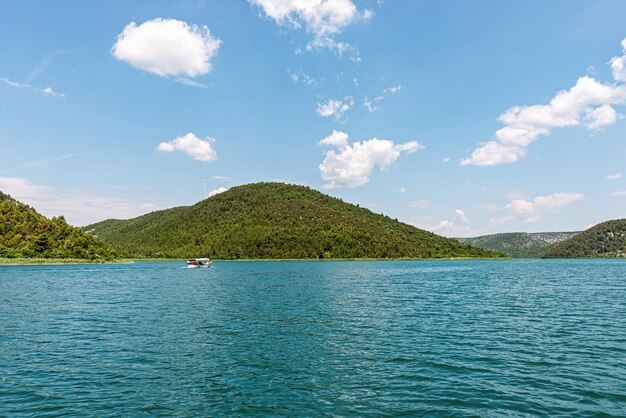 Photo green hills with forest around krka river in krka national park croatia