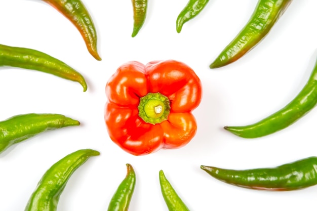 Фото Зеленый острый перец и красный сладкий перец на белом фоне витаминные овощи для здоровья