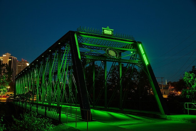 Зеленый освещенный мост Уэллс-стрит в ночной сцене Форт-Уэйна