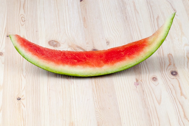 Crosta verde non commestibile con polpa rossa tagliata e succosa di anguria