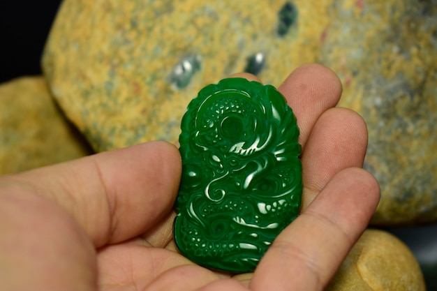 龍を彫った緑の翡翠