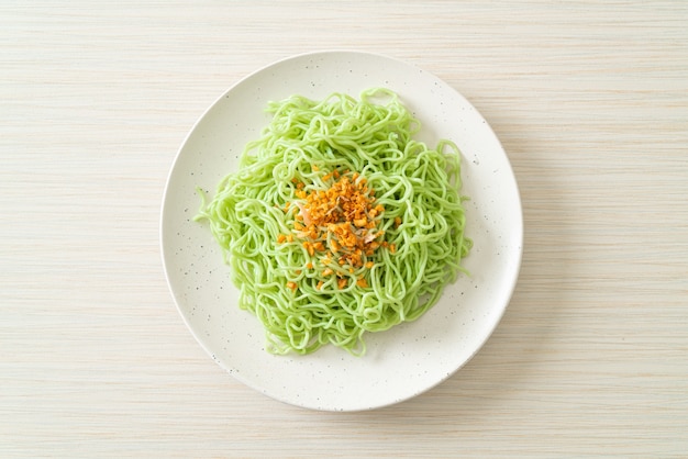 Tagliatella di giada verde con aglio sul piatto