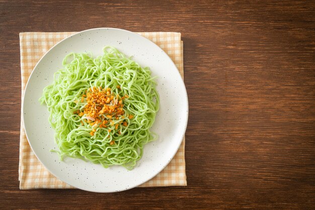 プレートにニンニクと緑の翡翠麺