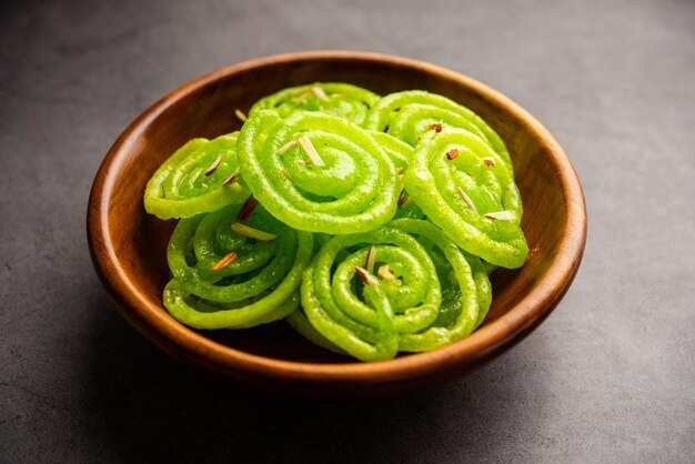 Photo green jalebi mithai or sweet from india a twist to a traditional imarti or jilbi