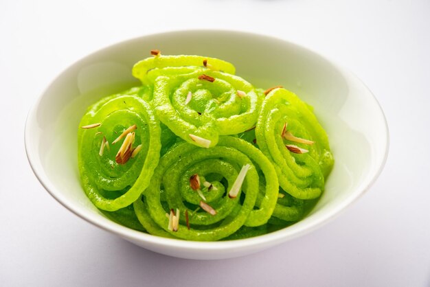 녹색 Jalebi mithai 또는 인도에서 달한 전통적인 imarti 또는 jilbi에 트위스트