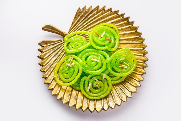 녹색 Jalebi mithai 또는 인도에서 달한 전통적인 imarti 또는 jilbi에 트위스트