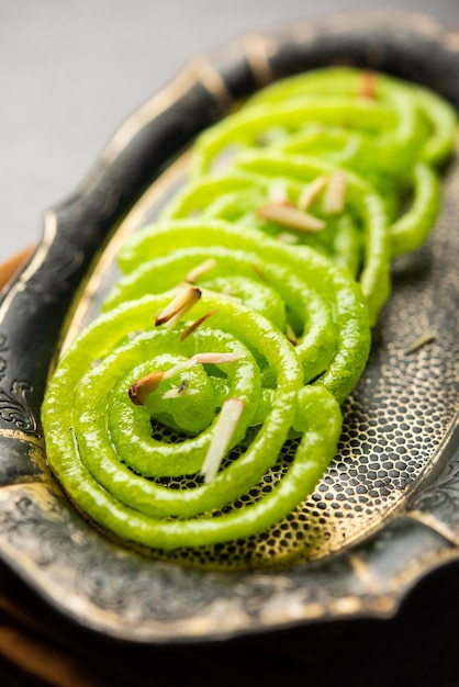 Green Jalebi mithai 또는 인도의 달콤한 전통 imarti 또는 jilbi에 대한 트위스트