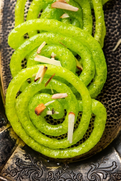 Green Jalebi mithai 또는 인도의 달콤한 전통 imarti 또는 jilbi에 대한 트위스트