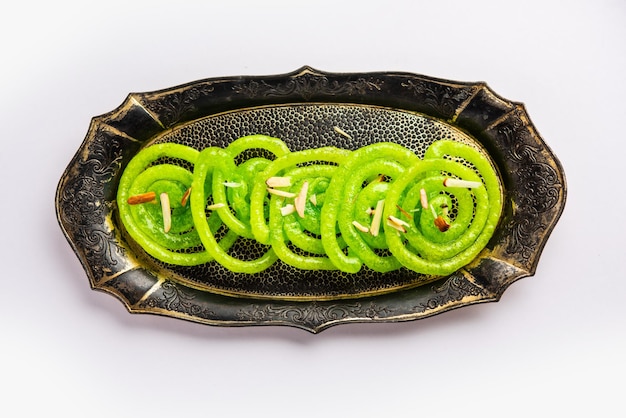 Green Jalebi mithai 또는 인도의 달콤한 전통 imarti 또는 jilbi에 대한 트위스트