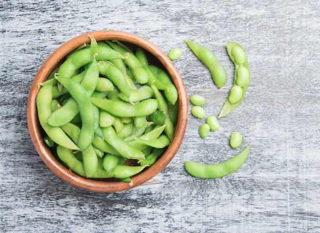 Photo green japanese soybean in wooden bowl on table wood