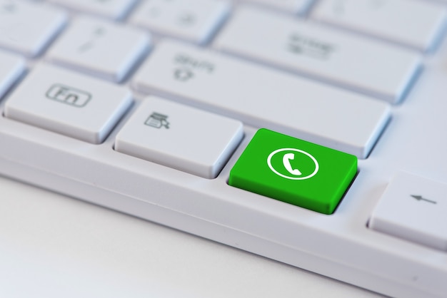 Foto tasto verde con il simbolo dell'icona del telefono sulla tastiera.