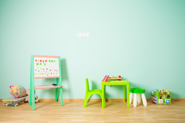 Зеленый детский сад или интерьер игровой комнаты для обучения детей