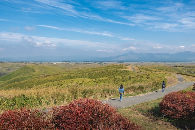 산 아소 배경으로 녹색 풍경, Daikanbo에서 산 꼭대기에서 볼