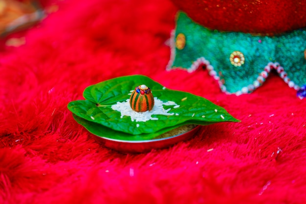 Photo green leaf and red rose petals in indian wedding ceremony