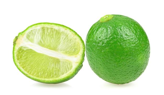 Photo green lemon on white background