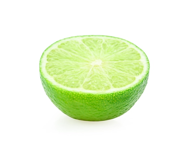 Зеленый лимон на белом фоне